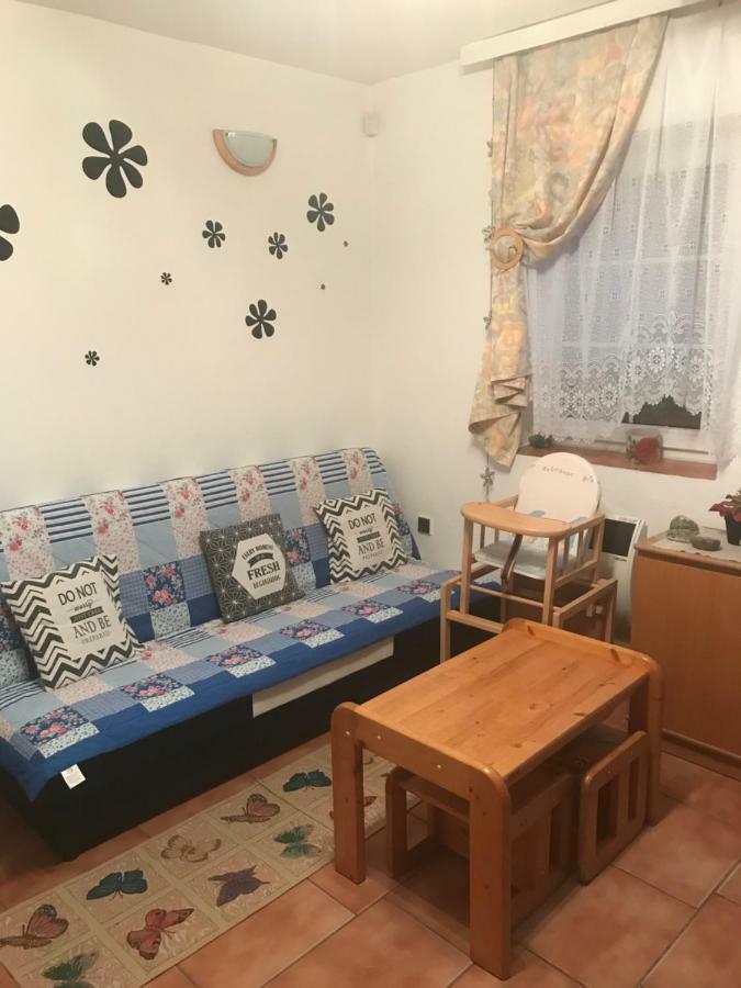 Tanecek - Maly Apartman U Rodinneho Domu Stvolínky Zewnętrze zdjęcie